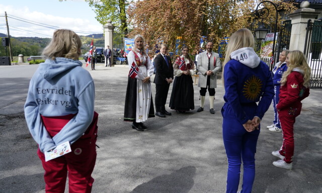 TAKKET: Kronprinsfamilien takket russen for innsatsen utenfor Skaugum i dag tidlig. Foto: Lise Åserud / NTB scanpix TAKKET: Kronprinsfamilien takket russen for innsatsen utenfor Skaugum i dag tidlig. Foto: Lise Åserud / NTB scanpix